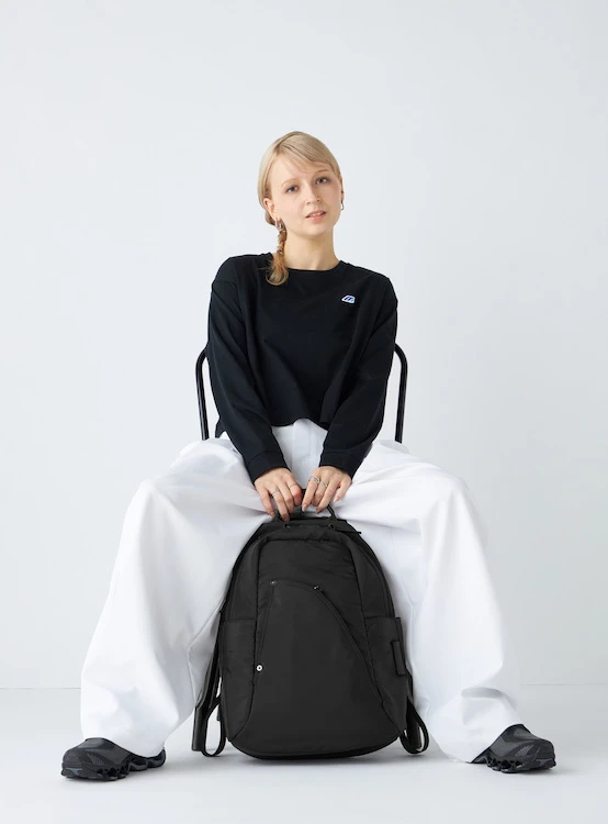 【Y'SACCS×MIZUNO】BACKPACKを持ったモデルのイメージカット