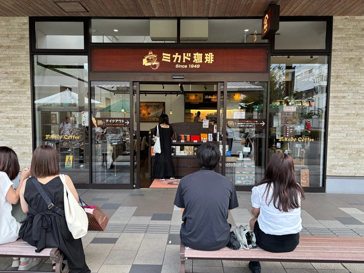 お店の前には常に人だかりが