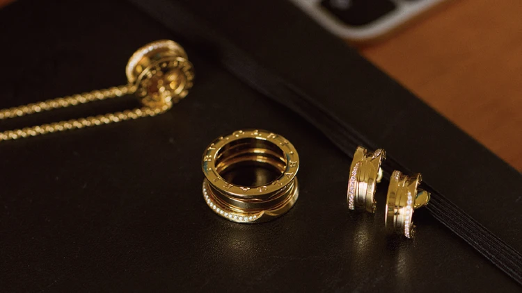 【ブルガリのジュエリー】愛され続けるアイコンジュエリーで、強くしなやかな女性らしさを手に入れて