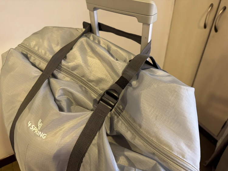 【世界 100 か国以上旅する旅人おすすめ！】スーツケースからずり落ちる悩みを解決！｜ ４ SPRINGS ずれないキャリーオンバッグが旅を快適にしすぎた_6