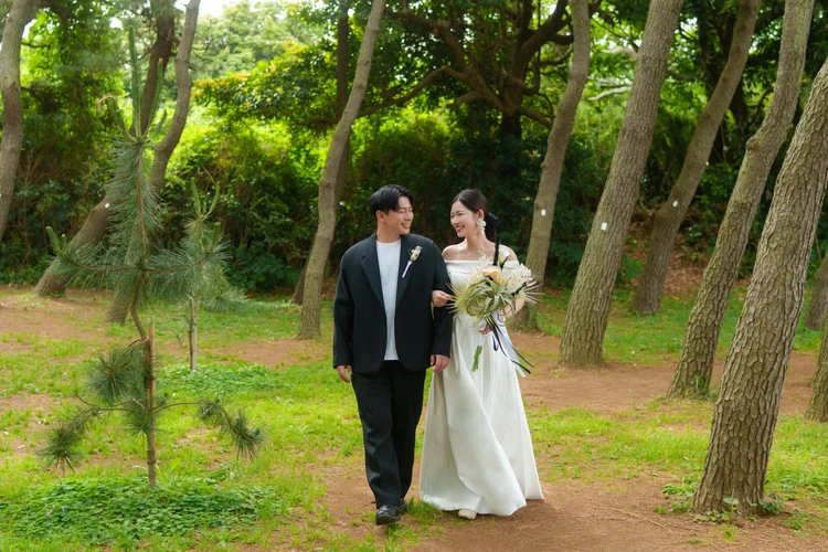 城ヶ島の松林を歩く新郎新婦