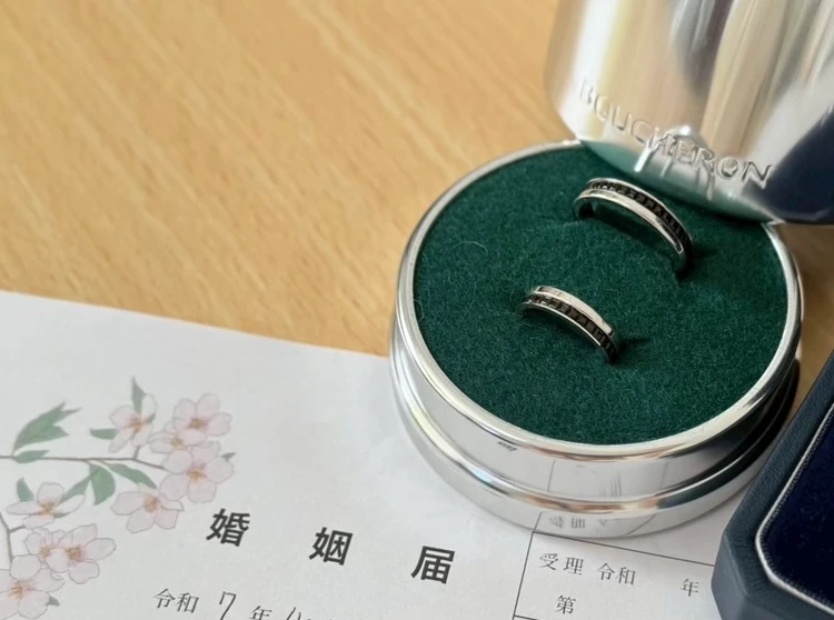 ウェディングフォト　〈ブシュロン〉quatre black editionキャトル ブラック リング ハーフ　BOUCHERON　婚姻届と結婚指輪