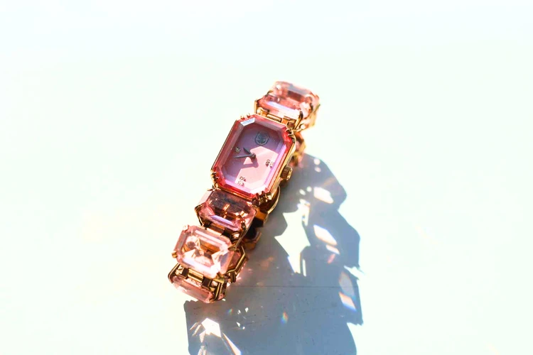 【私の時計物語】25連勤で荒んだ心身に光をくれたスワロフスキーのオクタゴンブレスウォッチ_1