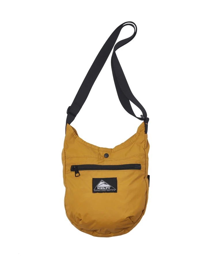 「パッカブル カーブ ショルダー S」より一回り小さいサイズのショルダーバッグ