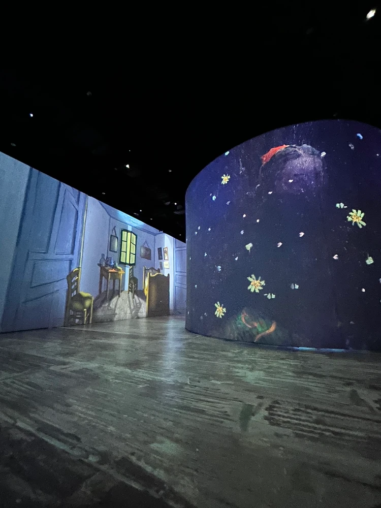 レーヴ・デ・リュミエール（光の夢）「ゴッホの傑作たち： ひまわり、星月夜、花咲くアーモンドの木の枝…」