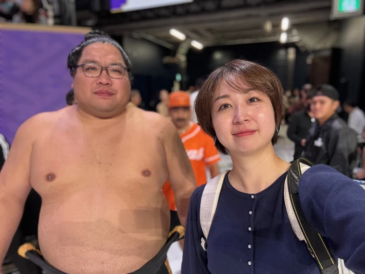 土俵を降りるとメガネ」がトレードマークの錦木関と2ショット