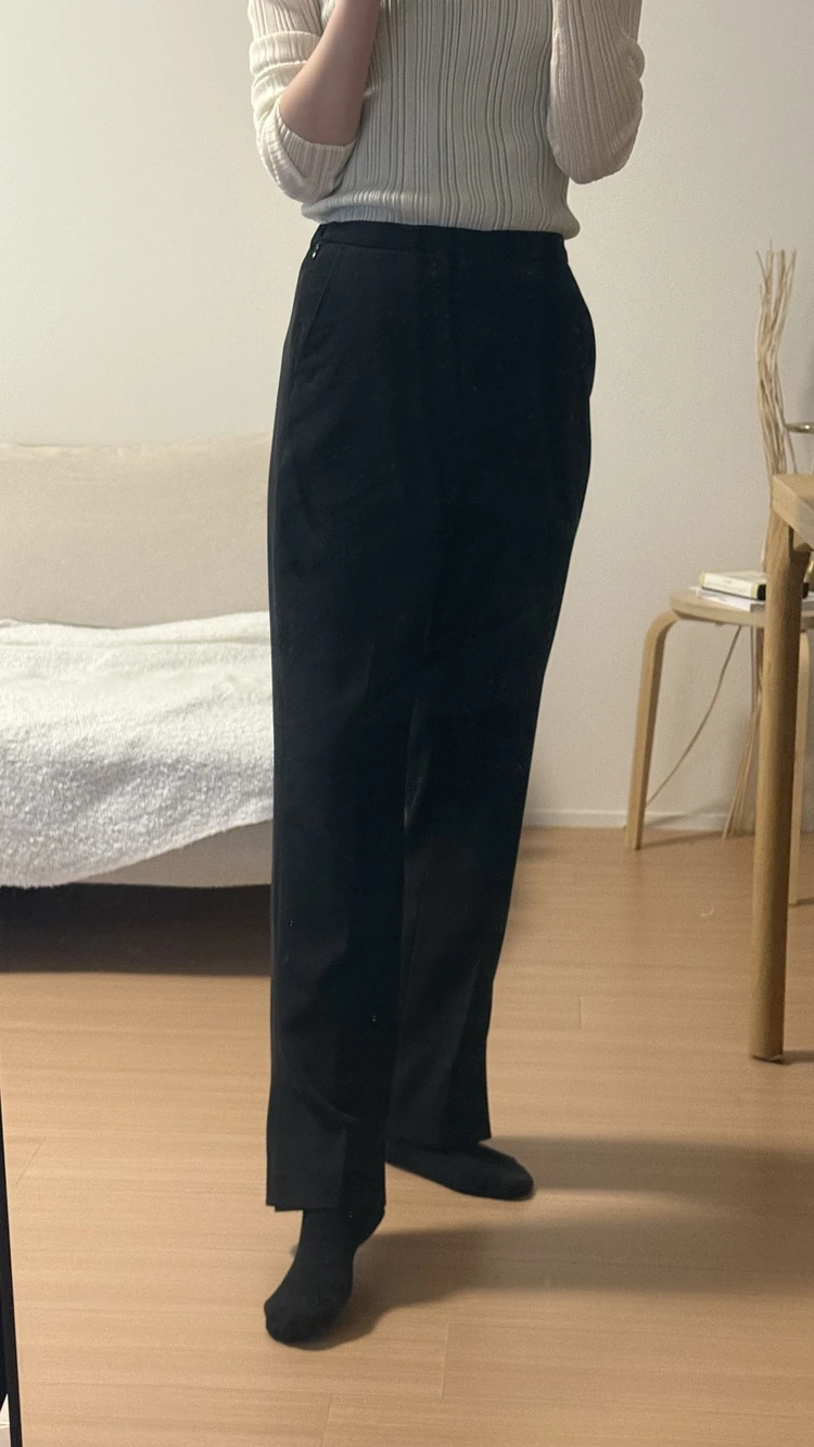 ミラ・オーウェン　黒パンツ