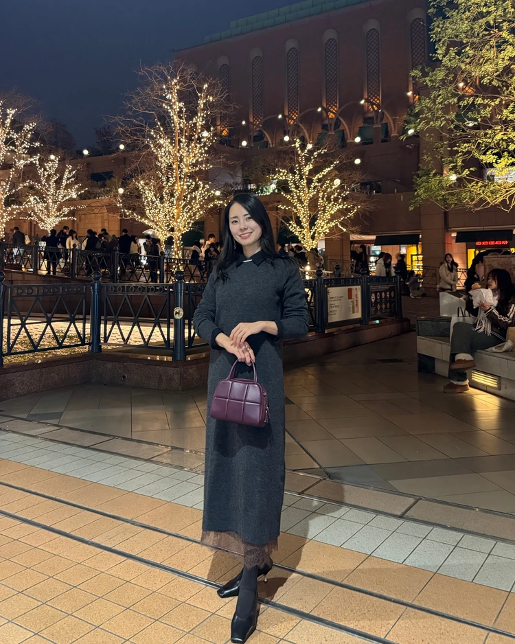 イルミネーションの中で立っている女性の写真