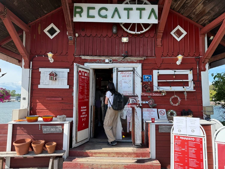 湖を眺めながら味わう、シナモンロール(Café Regatta)