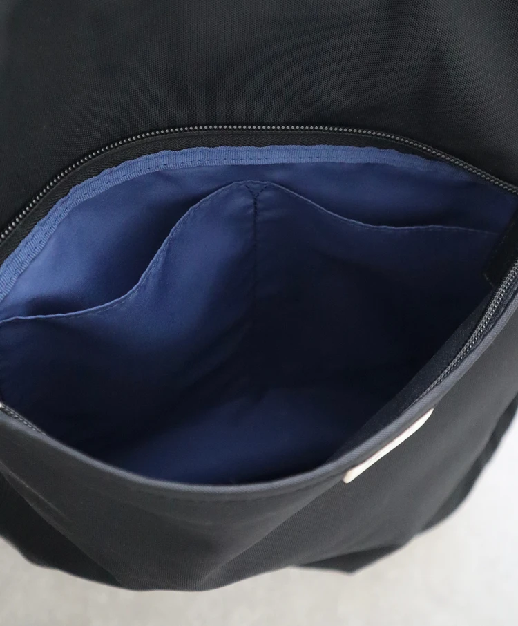 アニエスベー　agnès b.　ナイロン　バックパック　黒　リュック　通勤　30代　おすすめ　ポケット　外側　ファスナー