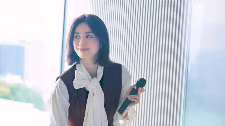 【ブラウスコーデ】軽やかな華やかさをくれるあえての“大きな”ボウタイ【BAILA今日のコーデ】