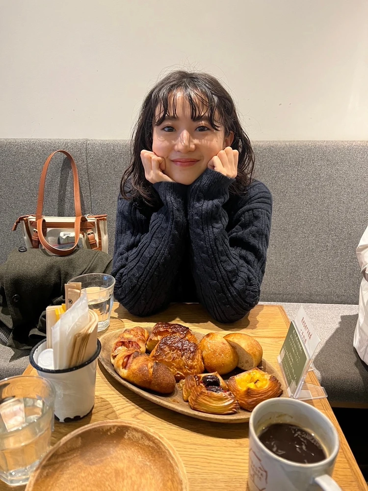 トラスパレンテ　パンと女性　トラスパレンテ　店内　TRASPARENTE　中目黒　