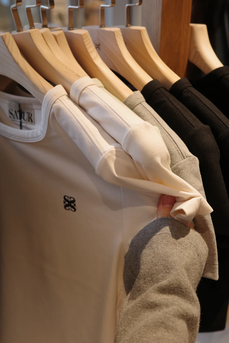 クルーネックTシャツ　ロゴTシャツ