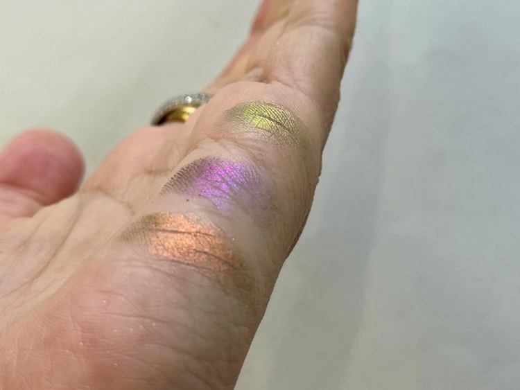 【単色アイシャドウなのに2色に変化!?】M•A•Cのポイント使いも可愛すぎる変幻発色アイシャドウ_3