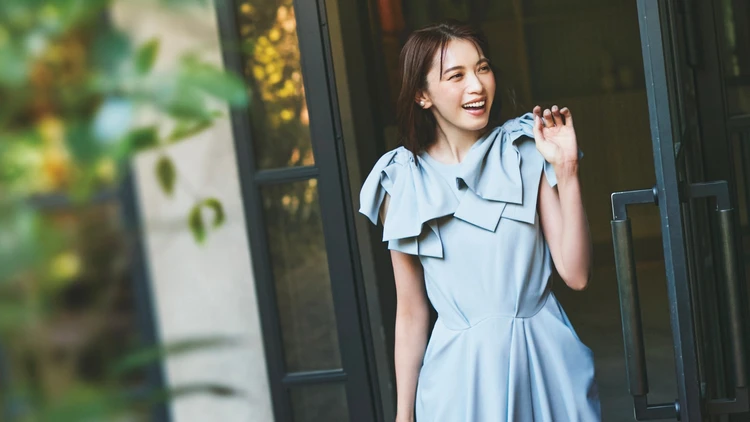 【お呼ばれ服コーデ】大人のカラードレスはモードな形が正解！【BAILA今日のコーデ】