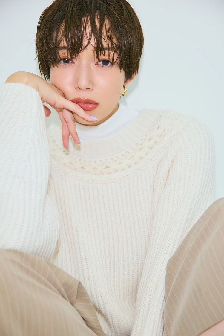 佐藤栞 ピュアホワイトフェアアイルニット