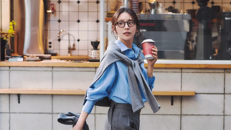 【白スニーカーコーデ】大人っぽく決まるミュートスニーカーを選んで【BAILA今日のコーデ】