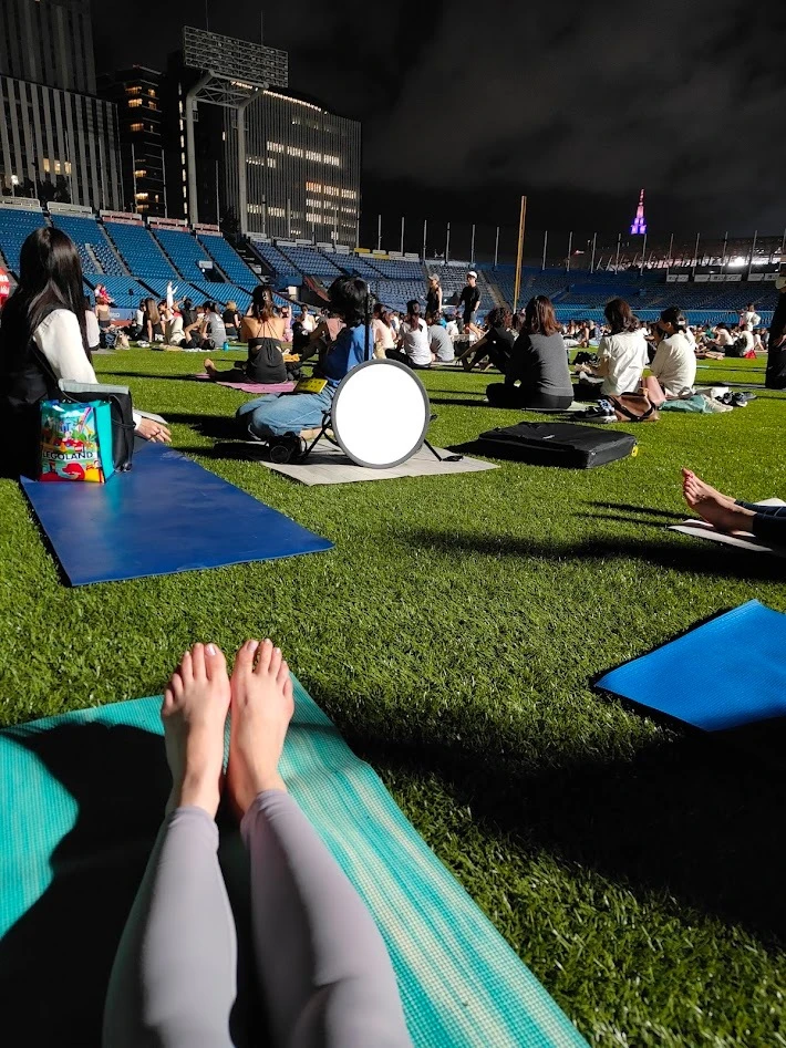 神宮スタジアムナイトヨガ