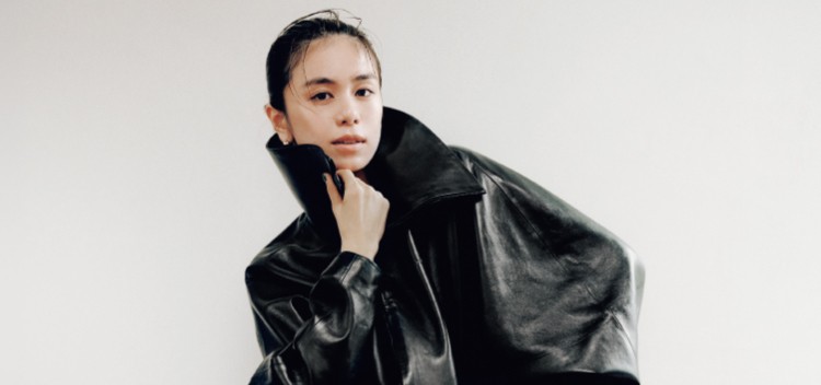 佐藤晴美が憧れる、新生「バレンシアガ」の優雅なフェミニティ。2026年秋冬のコート＆ジャケットに注目