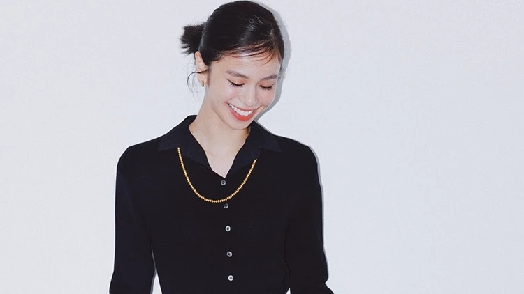 【華やかスカートコーデ】デートの日は光沢スカートでドラマチックに【BAILA今日のコーデ】