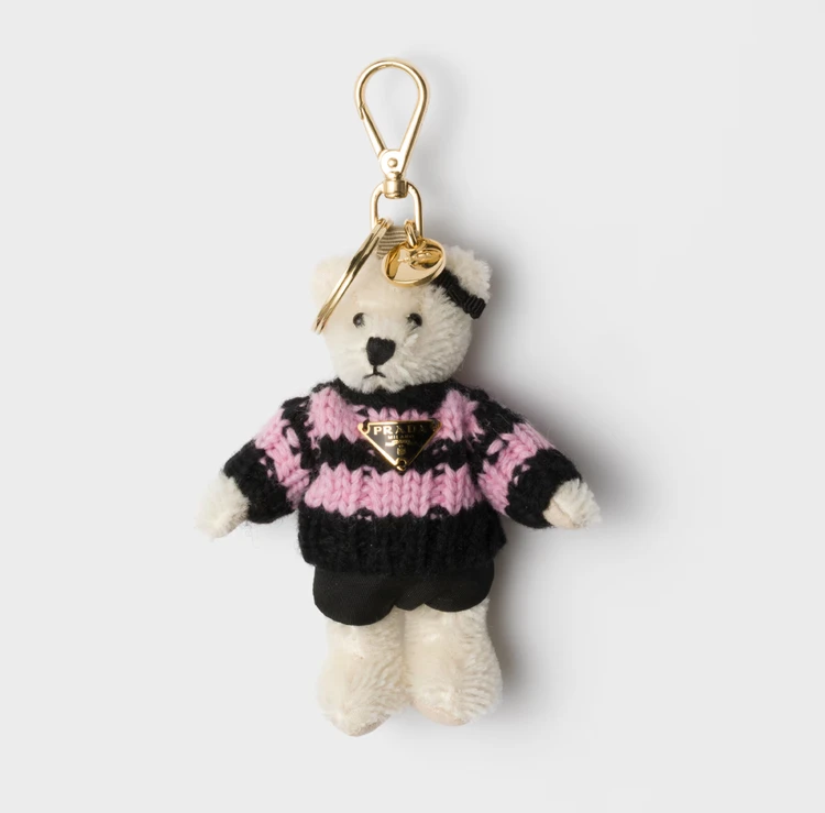 「PRADA（プラダ）」のメタルリングつき「Teddy キーチェーン チャーム」