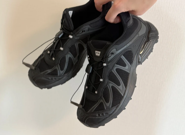 サロモン・ウィスパー2025新作|シンプル派が選んだ“大人の黒スニーカー”レビュー#スニーカー部_1