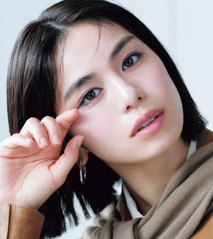 優しげ印象の「ミルキーピンク」メイクはネイビーのアイラインで引き締めて