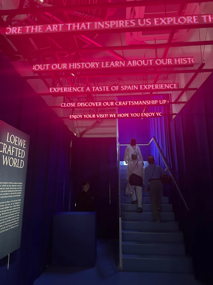 入り口からロエベの世界観がはじまります