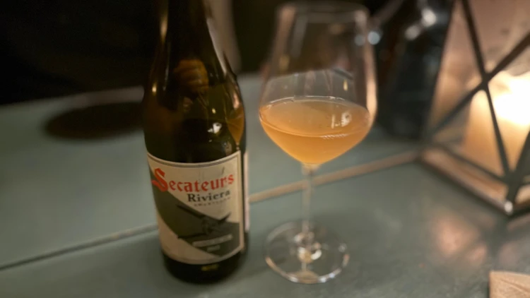 オレンジワイン　ボトルとグラス