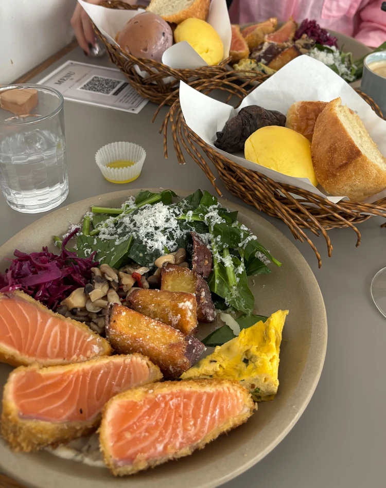 名古屋カフェ, 伏見ランチ, Pigment名古屋, パン食べ放題, おしゃれカフェ, サーモンレアカツ, コンブチャ, 女子ランチ, カフェ巡り, 名古屋グルメ