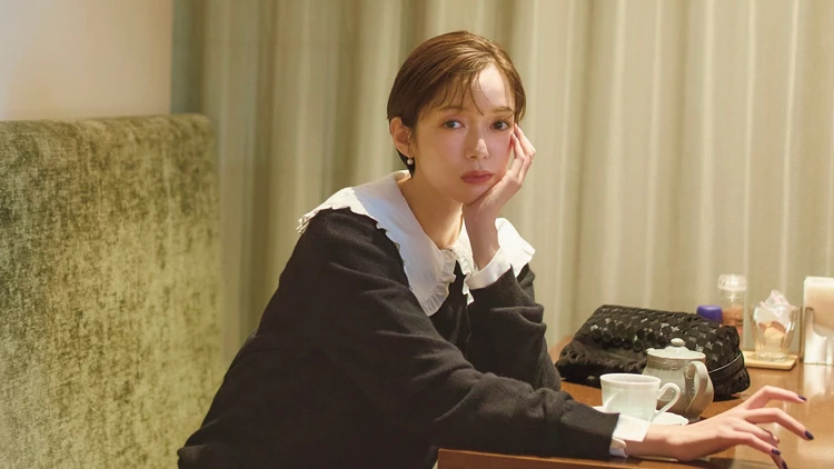 【ニット&ブラウスコーデ】ときめき重視の甘ブラウスをシック色のニットで中和【BAILA今日のコーデ】