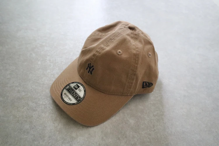 NEW ERA ニューエラ　キャップ　コーデ 9TWENTY MLB Mini Logo カーキ　コーデ　きれいめ　30代　ファッション