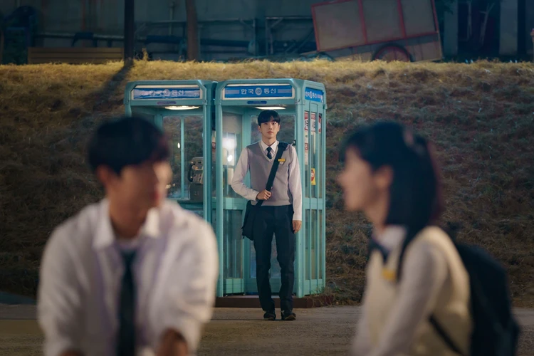 いつかの君に　仲良くおしゃべりをするヒーローとヒロインを見つめる、友人インギュ