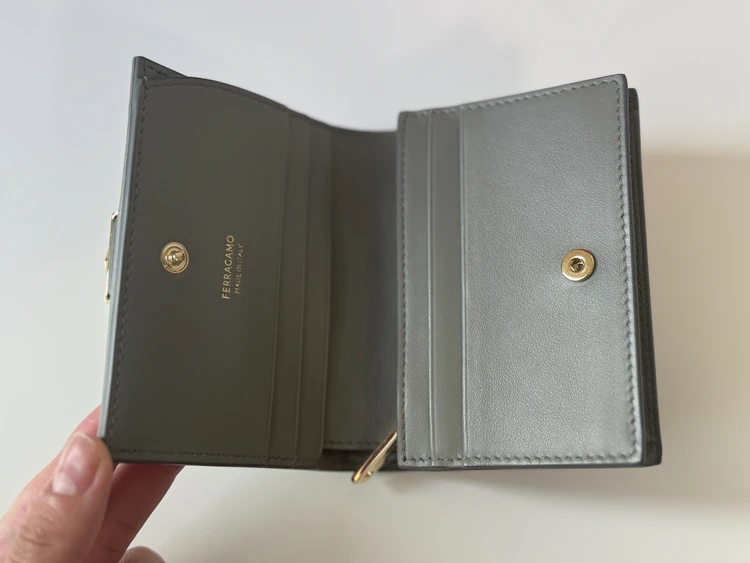 FERRAGAMO（フェラガモ）の二つ折り財布を開いた状態
