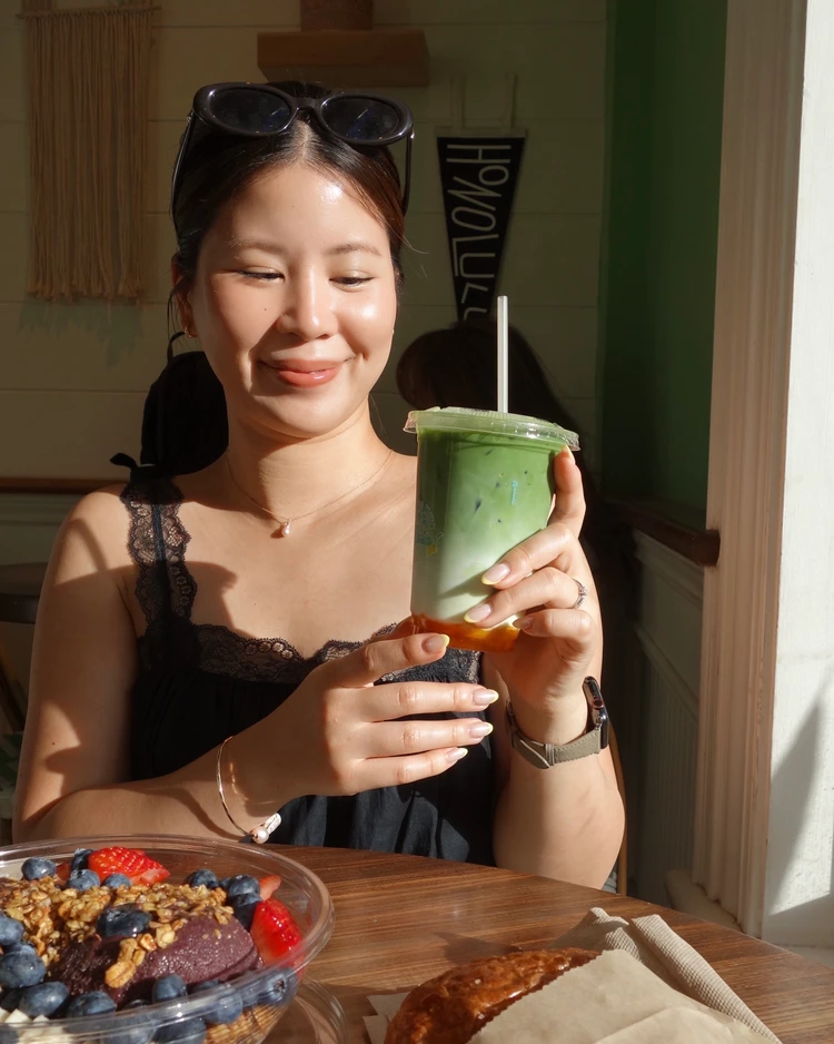 ハワイのカフェで抹茶ラテを楽しむ筆者。おすすめの抹茶カフェ巡り