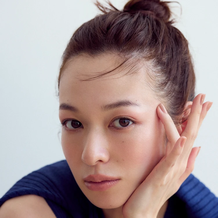DIORの新作ハイライターで透明感あふれるツヤ肌に!【月曜朝の2割増メイク】
