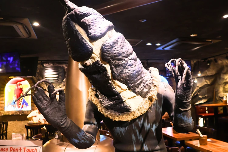 【新橋】潜入！地球人なら行きたい!?「怪獣酒場」が意外と本格グルメで虜に。【ランチも】_10