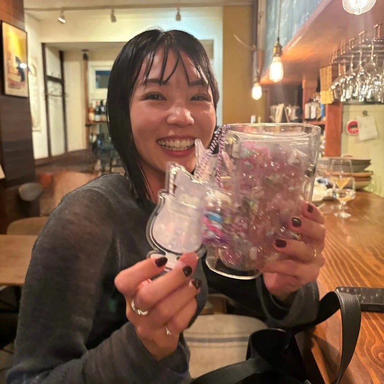 30代女子がシール交換を楽しむ様子