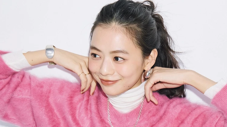 【ベルトコーデ】存在感あるベルトとアクセは同素材ならすっきり垢抜ける【BAILA今日のコーデ】