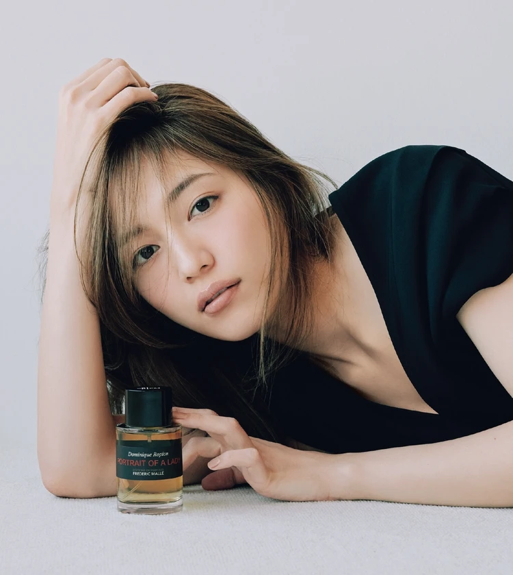 まとう人の個性が際立つ特別な香り　川口春奈が語るアイコニックなひとしずく