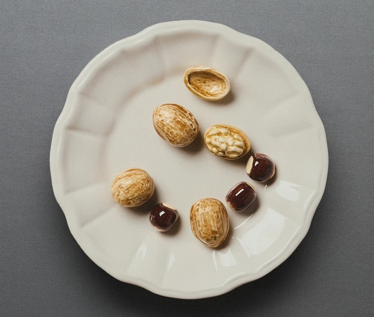 【DIOR MAISON（ディオール メゾン）】遊び心たっぷりの陶器プレート！「トロンプルイユ」コレクション登場