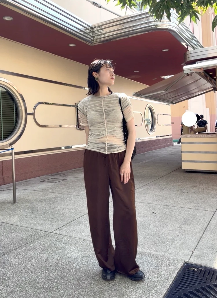 GU パンツ 2025 夏 レディース コーデ 大人カジュアル　サテンパンツ