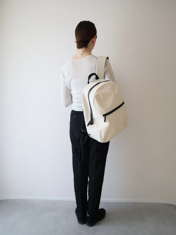 30代　ママ　リュック　コーデ　ファッション　PLST　無印　良品　モノトーン　後ろ