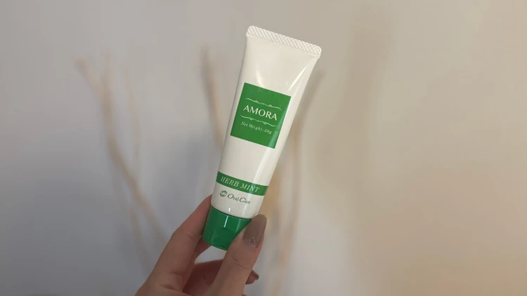 AMORAを手に持った様子