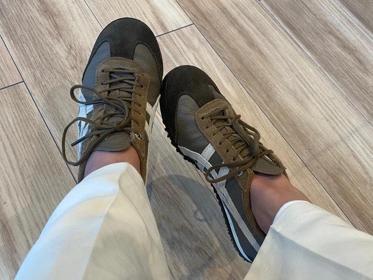 オニツカタイガー 足元だけの写真