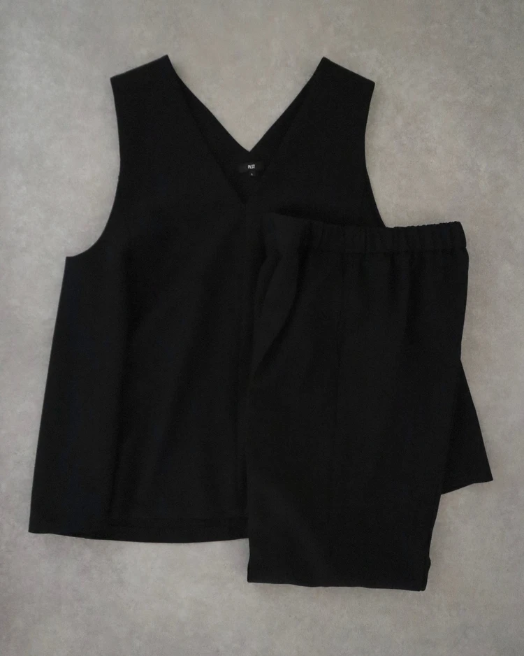 PLST プラステ ダブルクロステントライン ジレ セットアップ 2026 最新 セレモニー コーデ 黒 ブラック