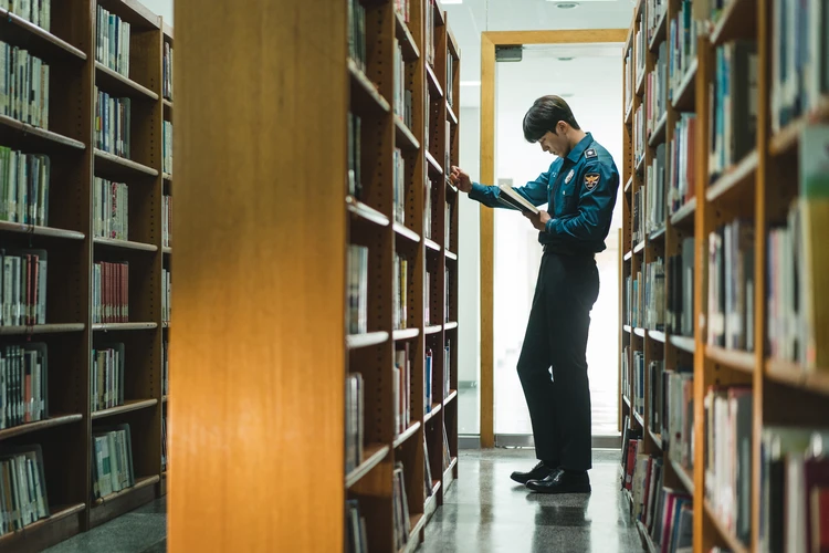 ヴィジランテ 図書館に佇むジヨン
