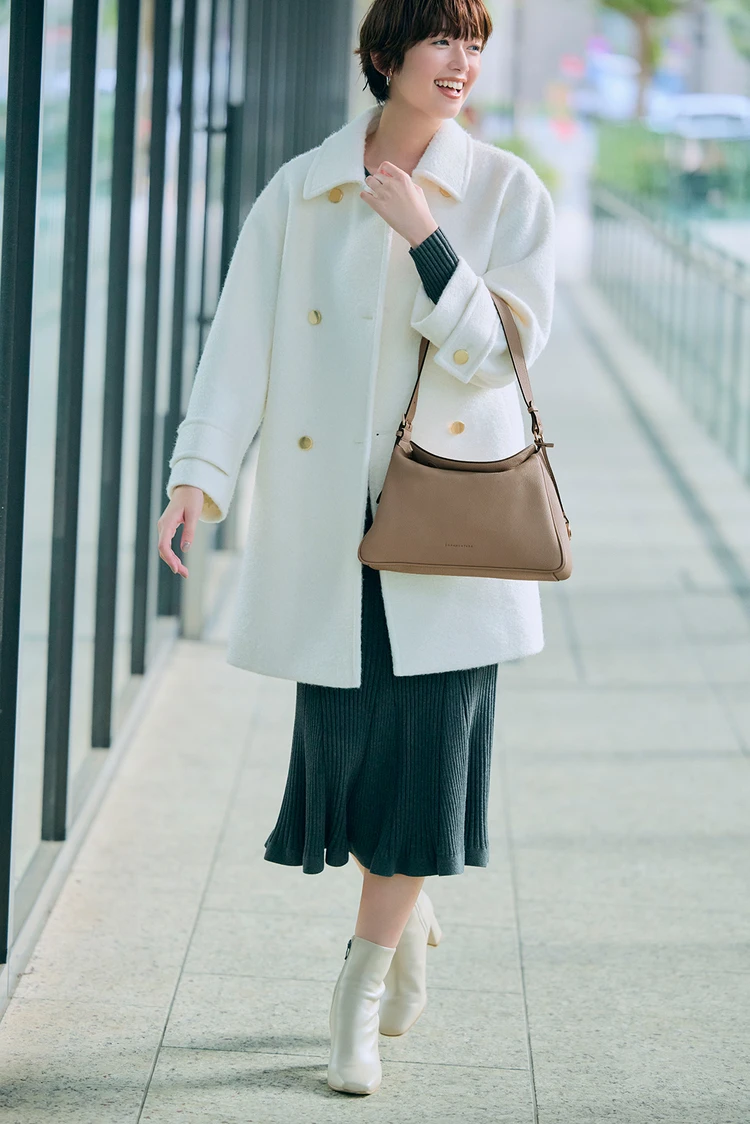 佐藤栞里 仕事終わりに“予定あり”の日は、ミニマルなショルダーバッグ「アレッシア」で颯爽と