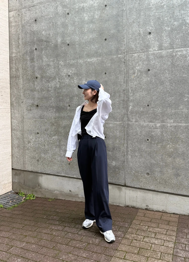 ネイビーキャップは大人こそ似合う♡ 30代シンプル派におすすめのカジュアルコーデ5選_2