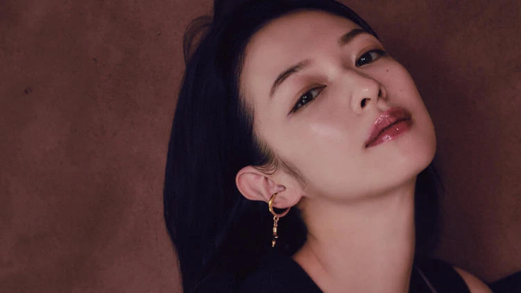 【タンフルリップとは】そのきらめきに視線集中!メタリックボルドーはオーバーリップで魅せる